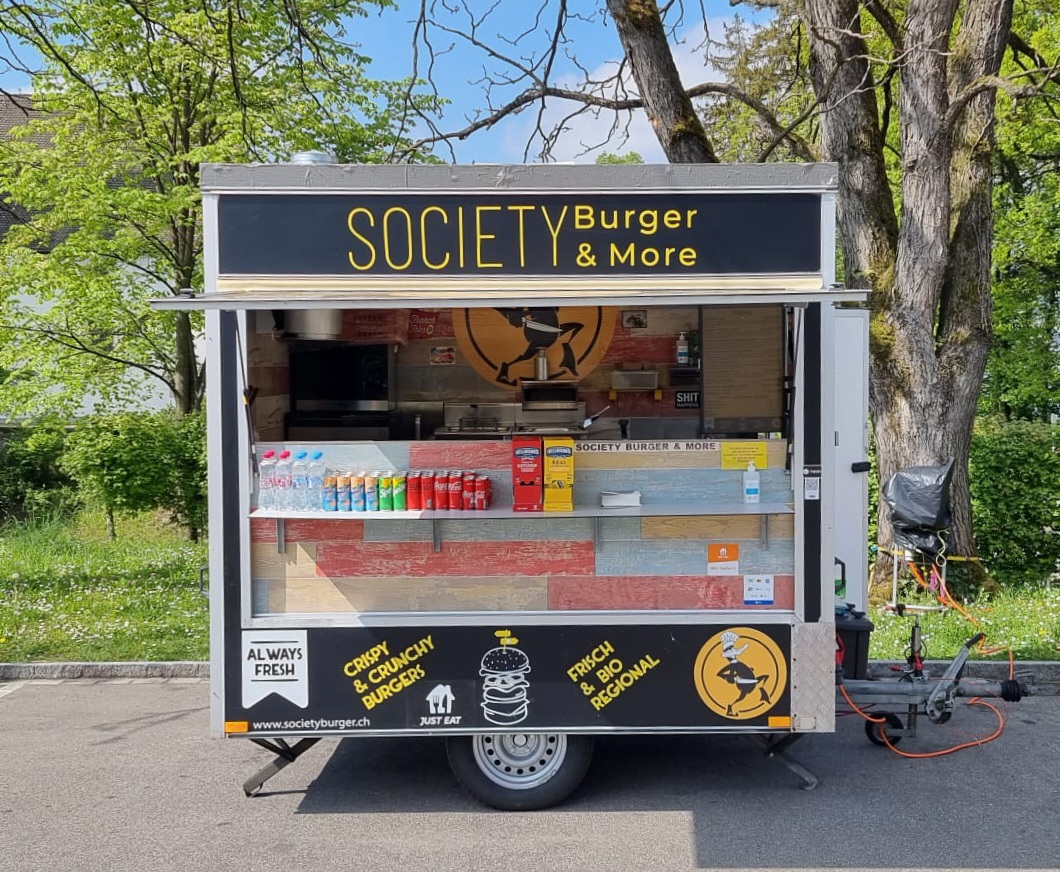 Der kompakte Society Foodtrailer von vorne, geöffnet und bereit für den Service
