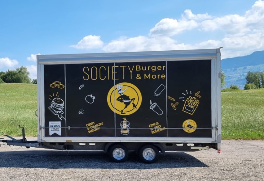 Der grosse Society Foodtrailer mit zwei Achsen im Seitenprofil
