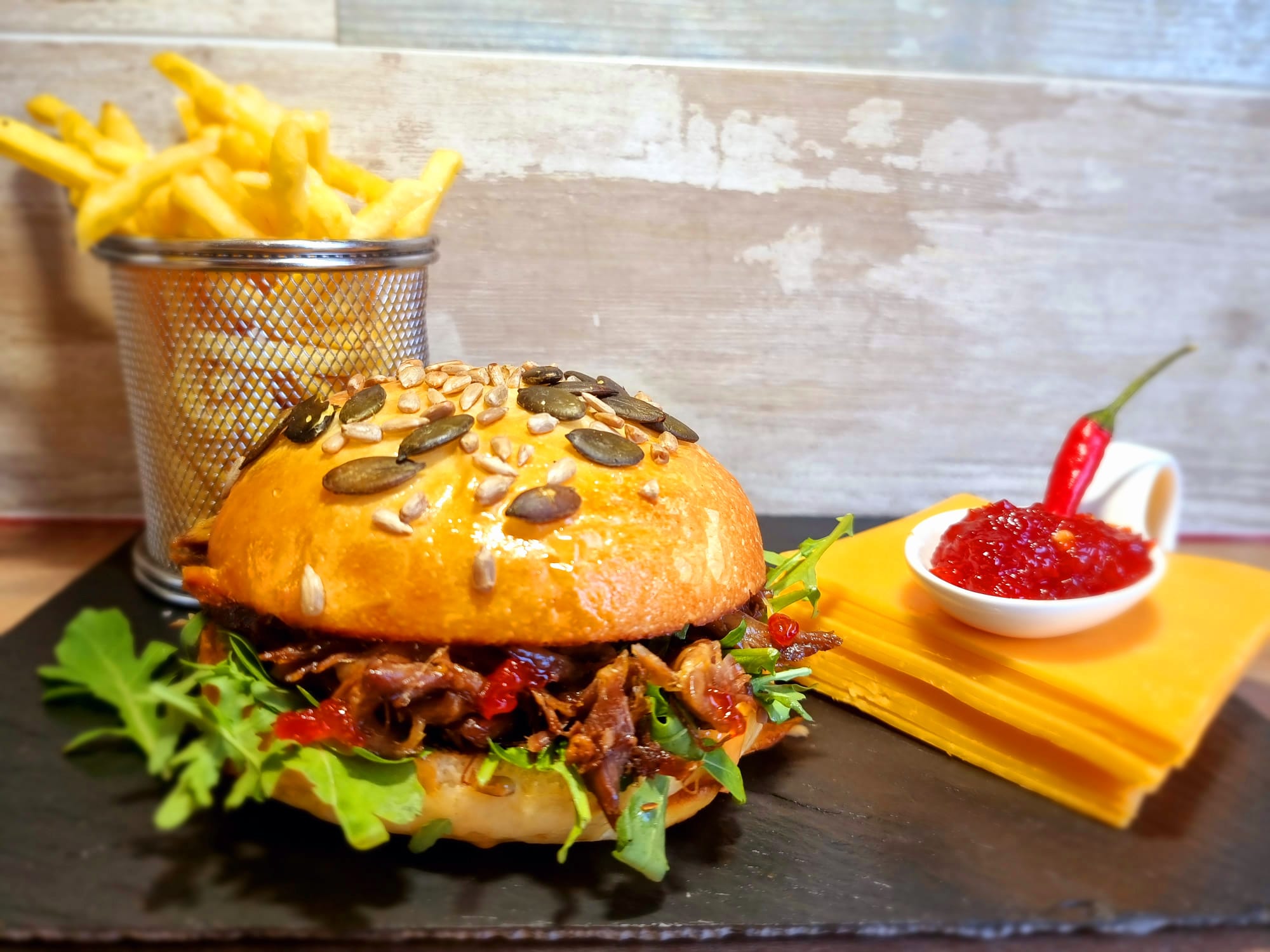 Society Pulled Duck Burger mit Pommes