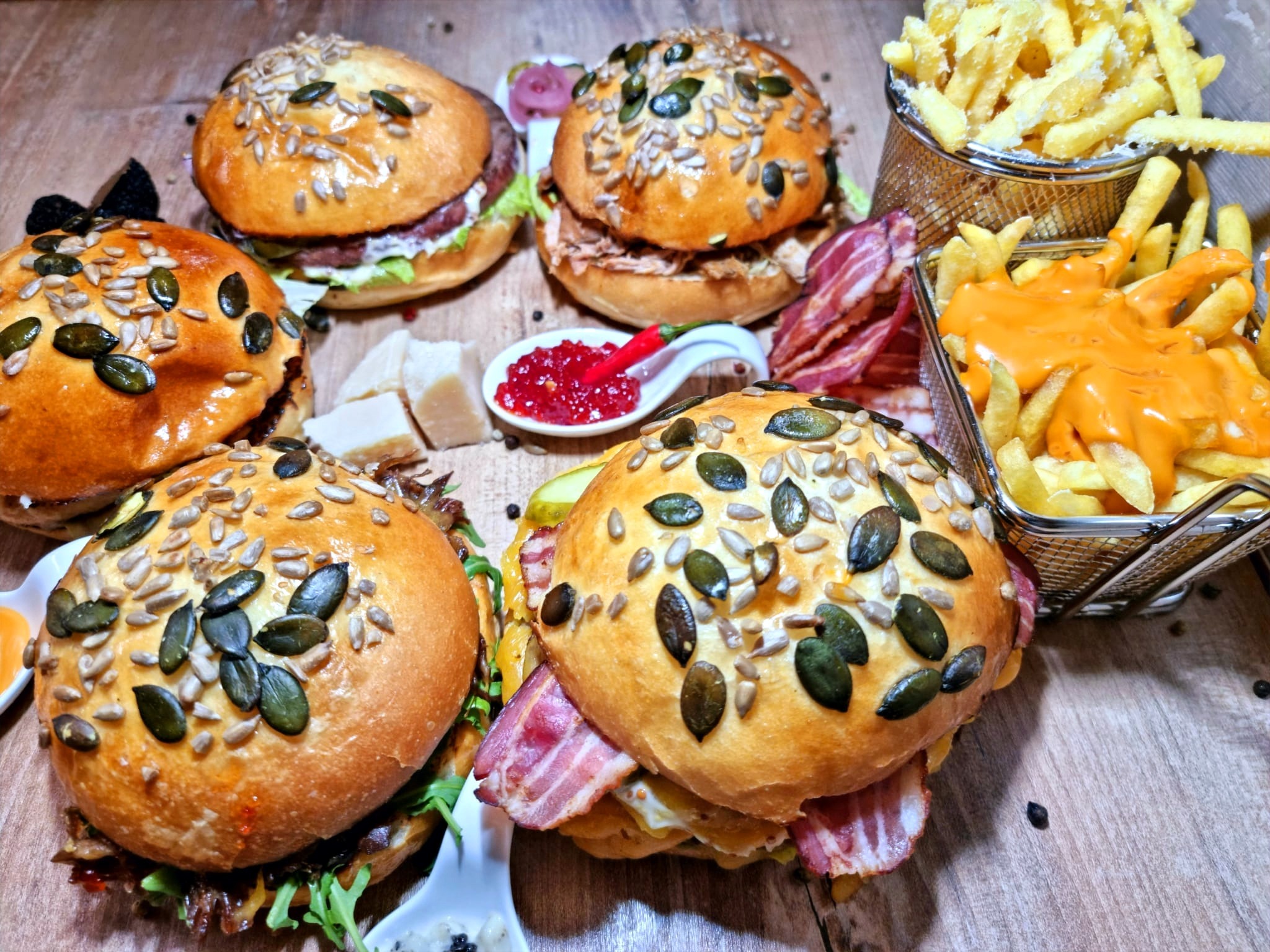 Auswahl von Society Burgern, Pommes und Zutaten